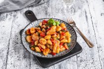 Salad of gnocchi, courgette, red bell pepper and basil — Stock Photo