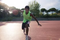 Jeune homme jouant au basket — Photo de stock
