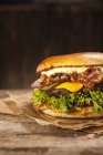 Gros plan de Cheese Bacon Burger — Photo de stock
