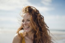 Портрет редочолюваної жінки, що щасливо сміється на пляжі — стокове фото