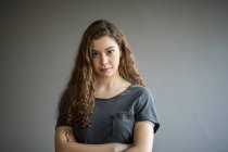 Портрет дівчини-підлітка на сірому фоні — стокове фото