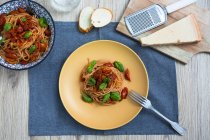 Vista dall'alto degli Spaghetti con pomodorini ciliegini e basilico sul piatto — Foto stock