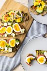Desayuno vegetariano con pan, huevos y rodajas de tomate y rodajas de pepino - foto de stock