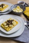 Waffle decorado com banana e chocolate barbear na placa — Fotografia de Stock