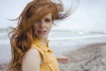 Porträt einer rothaarigen Frau am Strand — Stockfoto