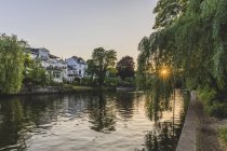 Alemanha, Hamburgo, edifícios residenciais no Alster — Fotografia de Stock