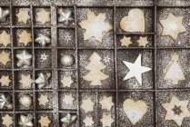 Biscotti di Natale fatti in casa, stelle e palline di Natale in vecchio dattiloscritto in legno — Foto stock
