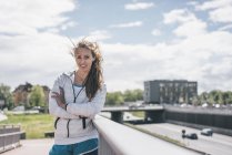 Ritratto di giovane donna sportiva sorridente in autostrada — Foto stock