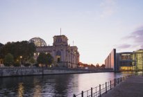 Allemagne, Berlin, Regierungsviertel, Reichstag building und Paul-Loebe-Building at Spree river — Photo de stock