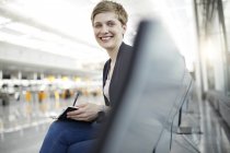 Portrait de femme blonde écrivant dans un carnet — Photo de stock