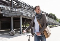 Homme mûr avec vélo — Photo de stock