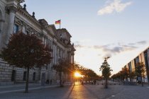 Deutschland, berlin, regierungsviertel, reichstagsgebäude mit fahnen und paul-loebe-gebäude bei untergang — Stockfoto
