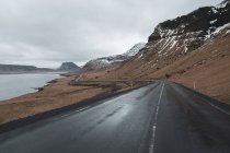 Islândia, estrada costeira húmida vazia — Fotografia de Stock