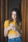Portrait of young woman using smartphone — Stock Photo