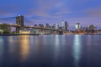 USA, New York City, Manhattan, Brooklyn, cityscape with Brooklyn Bridge at night — Stock Photo
