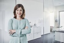 Портрет улыбающейся деловой женщины в офисе — стоковое фото