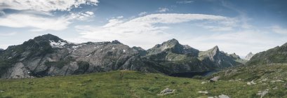 Noruega, Lofoten, Moskenesoy, Fjerddalsvatnet, Tennesvatnet, Moldtinden e Hermannsdalstinden — Fotografia de Stock