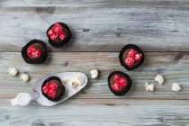 Домашні маленькі кекси з кольоровими зефір і попкорн — стокове фото