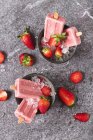 Carrelli di ghiaccio fatti in casa alla fragola in ciotole — Foto stock