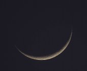 Alemania, Hesse, Hochtaunuskreis, luna nueva con cráteres - foto de stock