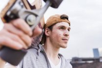 Mann mit Skateboard-Gedanken — Stockfoto