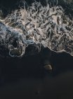 Indonesia, Bali, Océano Índico, Vista aérea de olas y rocas - foto de stock