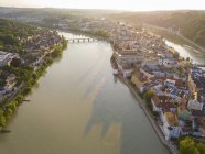 Alemania, Baviera, Passau, ciudad de tres ríos, Vista aérea del Danubio y el río Inn - foto de stock