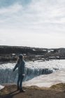 Islanda, donna in piedi alla cascata di Dettifoss — Foto stock