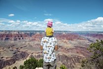 EUA, Arizona, Grand Canyon National Park, pai e bebê desfrutando da vista — Fotografia de Stock
