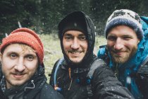 Канада, Британська Колумбія, Національний парк його, селфі з трьох усміхнених туристів в снігопазі — стокове фото