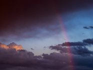 Austria, Hoersching, nubes oscuras después de la tormenta y el arco iris - foto de stock