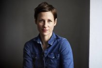 Portrait de ana ttractive femme, portant une chemise en denim — Photo de stock