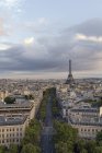 Francia, París, Vista de la ciudad por la noche - foto de stock