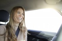Портрет сміху молода жінка в автомобілі — стокове фото