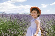 França, Provence, planalto Valensole, menina feliz criança em campos de lavanda roxo no verão — Fotografia de Stock