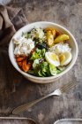 Обід Миска з запеченою картоплею та морквою, сирний сир, салат, мангольд, фета та варене яйце — стокове фото