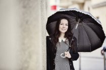 Retrato de mujer joven de moda con paraguas vintage negro - foto de stock