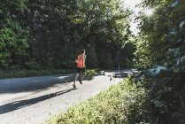 Giovane che corre nel parco — Foto stock