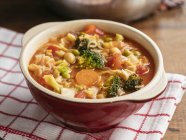 Крупним планом Мінестрон, овочевий суп — стокове фото