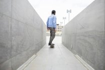 Молода людина скейтбординг в місті — стокове фото