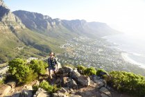 South Africa, Cape Town, woman on hiking trip to Lion 's Head — стоковое фото