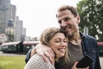 Feliz casal abraçando na cidade — Fotografia de Stock