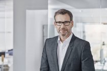 Porträt eines selbstbewussten Geschäftsmannes im Amt — Stockfoto