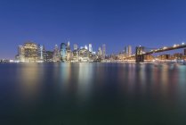 Estados Unidos, Nueva York, Manhattan, Brooklyn, paisaje urbano con Brooklyn Bridge - foto de stock