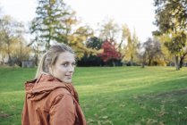 Портрет молодої жінки в автономному парку — стокове фото
