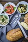 Bruschetta et divers ingrédients, pain, tomate, courgettes, noix, champignons et herbes — Photo de stock