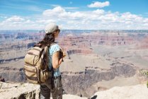 EUA, Arizona, Grand Canyon National Park, Jovem com mochila explorando e apreciando a paisagem — Fotografia de Stock