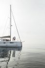 Coppia di partenza per un viaggio in barca a vela su un catamarano — Foto stock