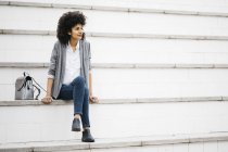 Donna che riposa sulle scale all'aperto — Foto stock