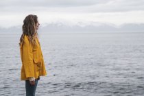 Islândia, mulher de pé no mar — Fotografia de Stock